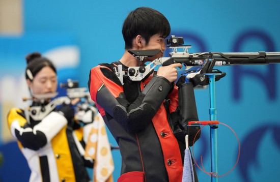 中国组合黄雨婷/盛李豪摘得巴黎奥运会首金 第 1 张